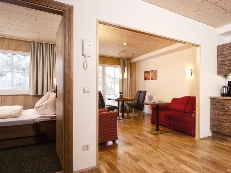 Smaragd Suite Moderne Ferienwohnung mit Holzboden, Küchenzeile und Essbereich